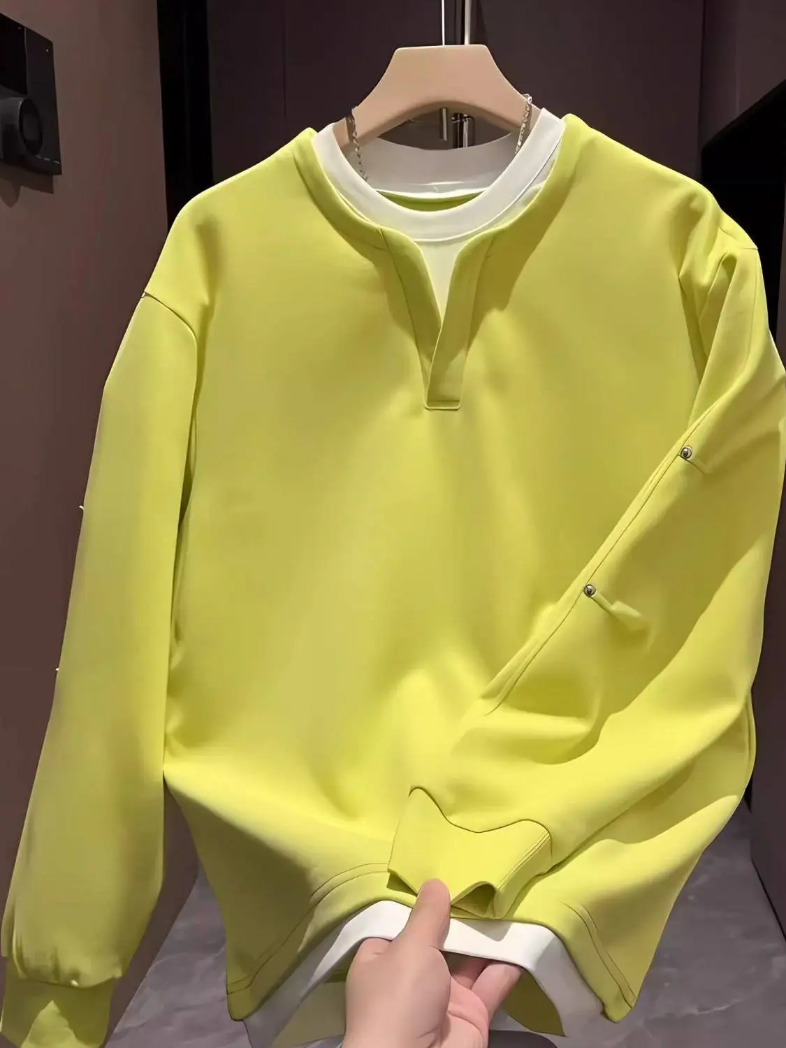 

Модный свитер с V-образным вырезом для мужчин, повседневный универсальный базовый слой, весенне-осенний трендовый брендовый свитер с эффектом двухслойности, длинный рукав...