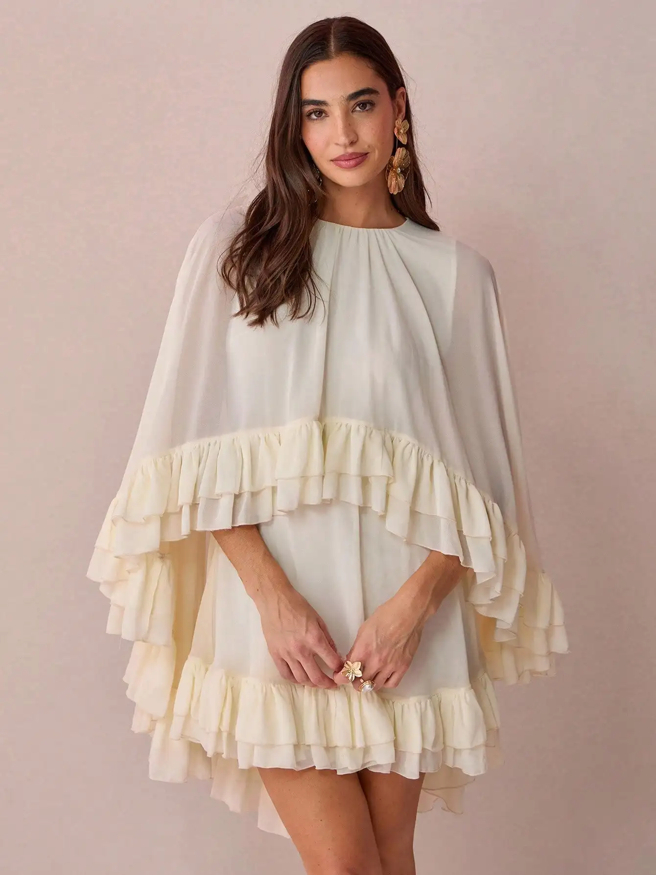 Romantisches Damen-Minikleid mit cremeweißem Cape und Rüschensaum, süß und elegant