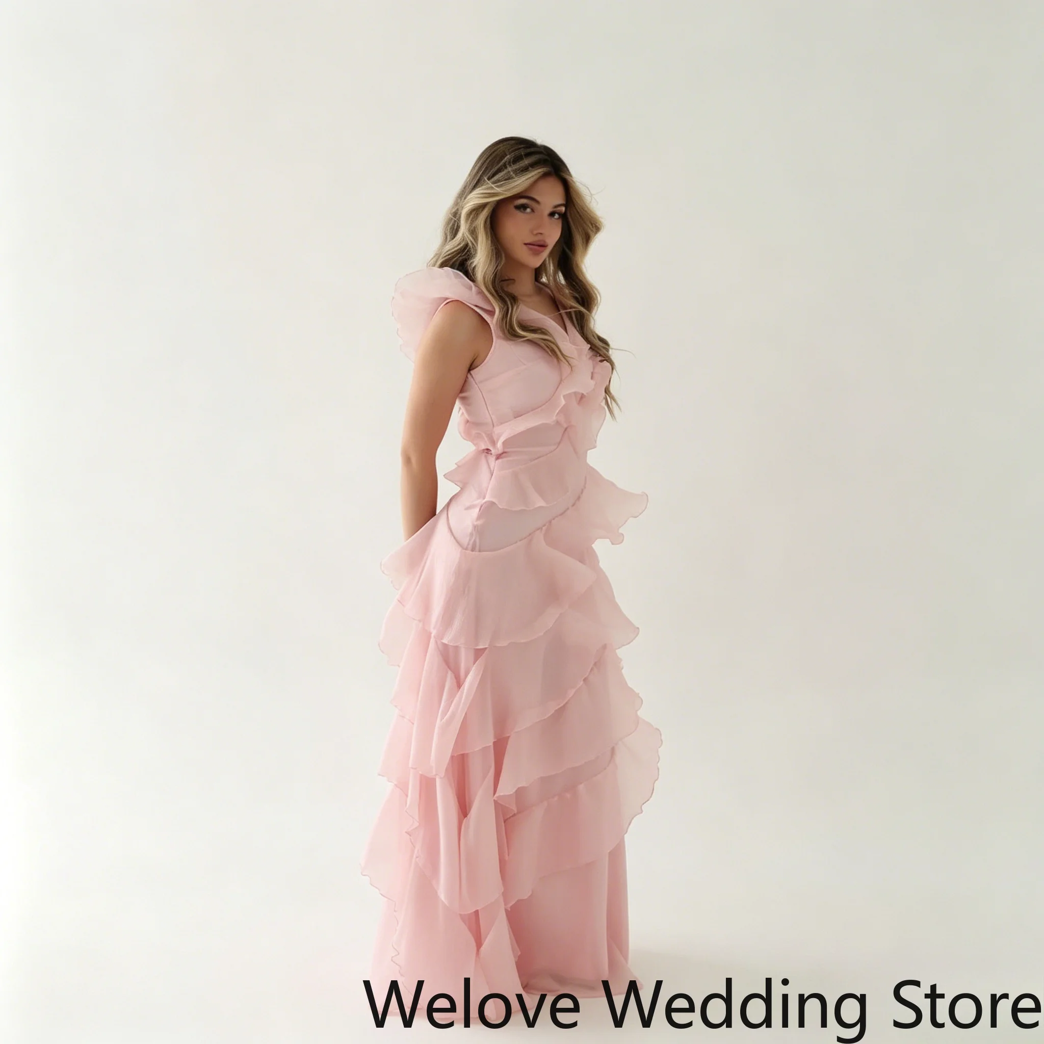Vestido Maxi Formal Rosa Pálido de Ensueño con Hombros con Volantes sin Mangas, Capas Asimétricas Escalonadas y Tela de Gasa Fluida