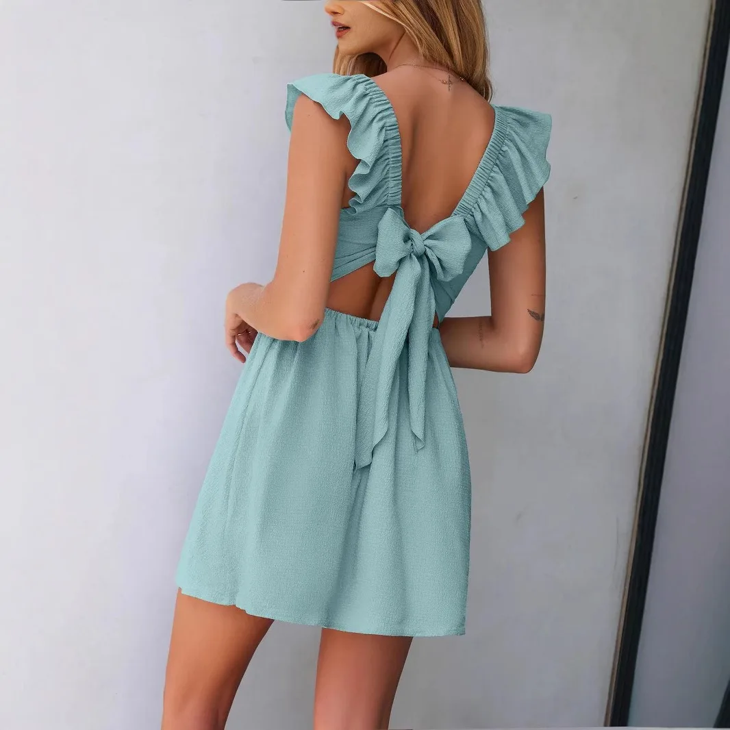 리본이 달린 달콤한 짧은 치마와 등이 없는 휴가용 비치 드레스
