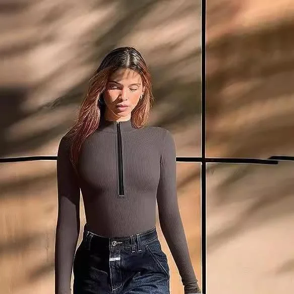 Tutina lunga sexy con cerniera frontale e pantaloni ort a vita media ultra sottili dal design a costine per la stagione primaverile delle donne