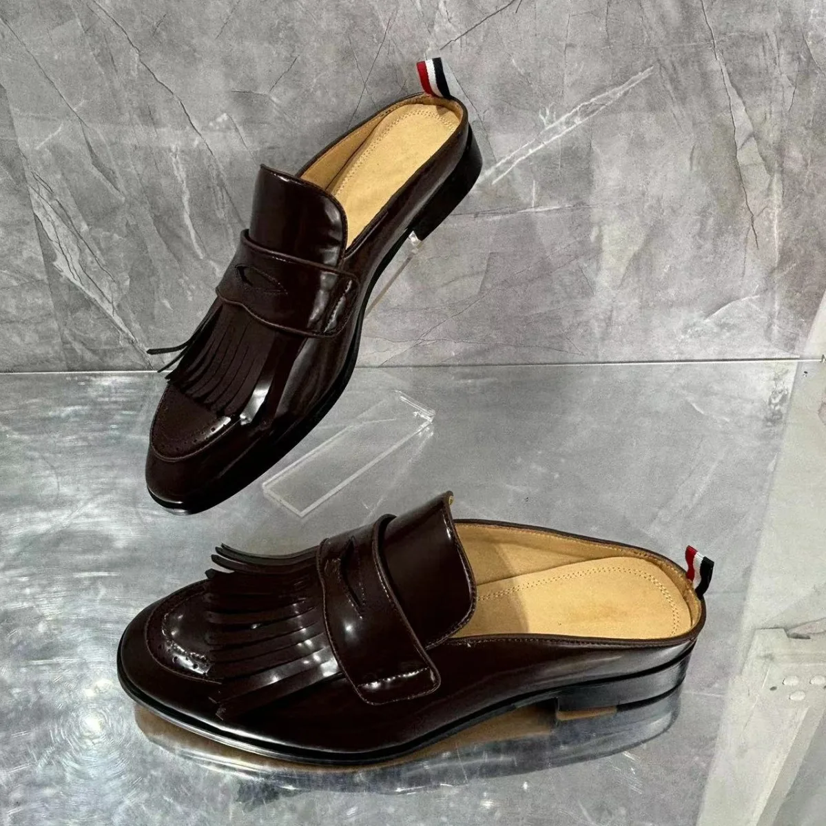 

Shiny Patent Leather Men Slippers Fringed Round Toe Mules Outdoor Wear Large Size Comfortable Flats Slip On Shoes