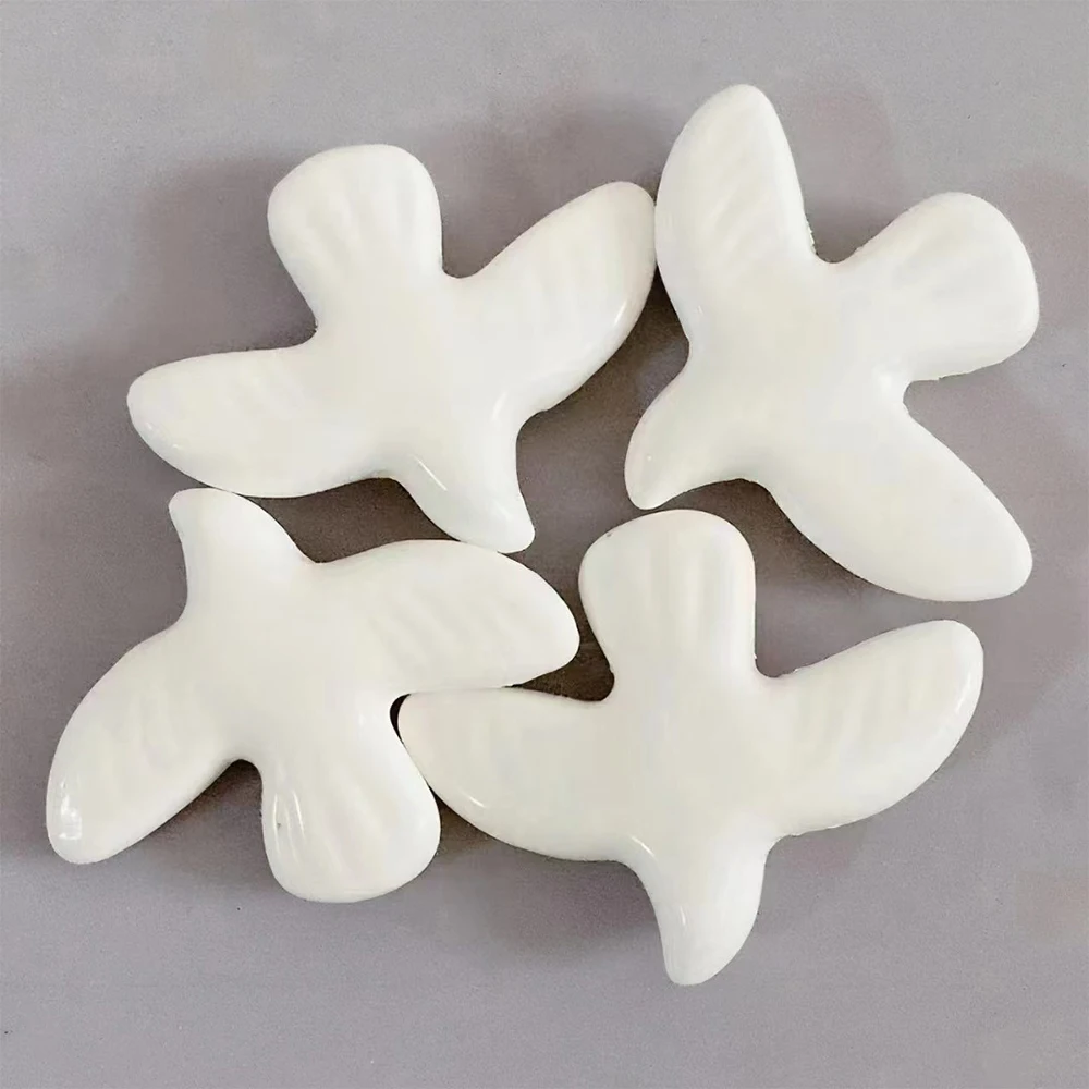 2 szt. 34x43mm Białe ceramiczne koraliki w kształcie gołębia DIY Bransoletka Kolczyki Naszyjnik Akcesoria Porcelanowe białe koraliki w kształcie gołębia do wyrobu biżuterii