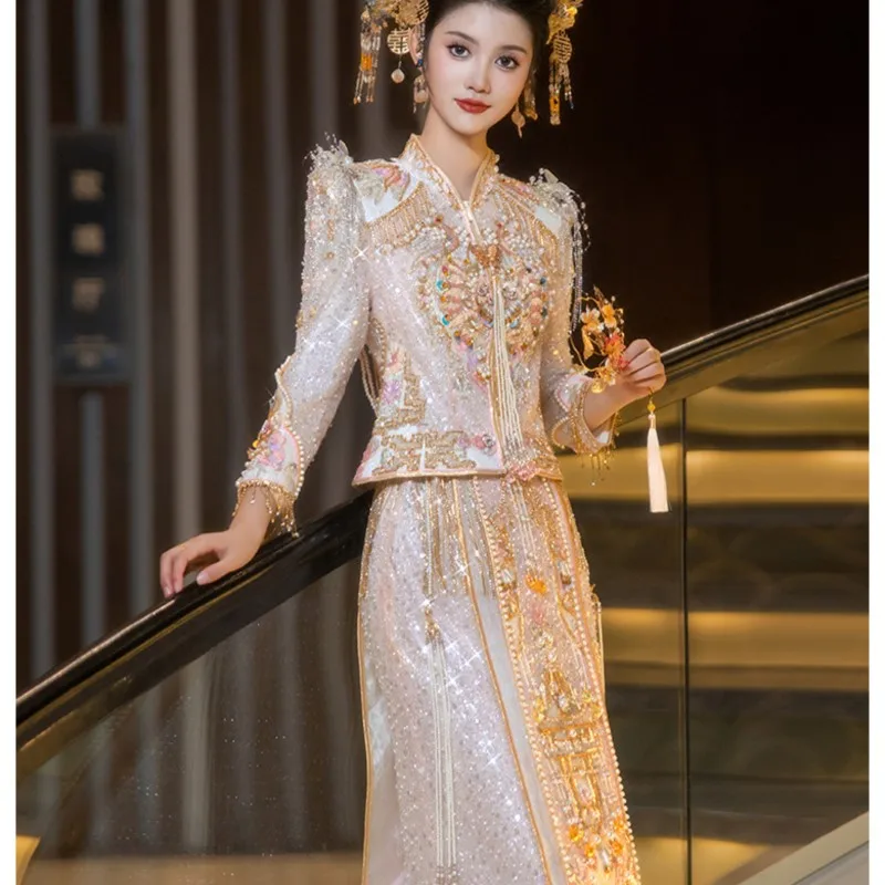 Un nuevo vestido de novia color champán con brindis de hombre pequeño y vestido de dragon phoenix.