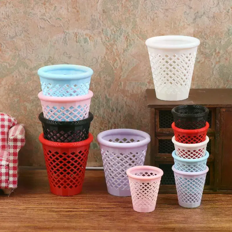 Mini cubo de basura ahuecado para casa de muñecas, modelo de muebles de cocina, accesorios para decoración de casa de muñecas, juguetes para juego de imitación, regalo, 1/12