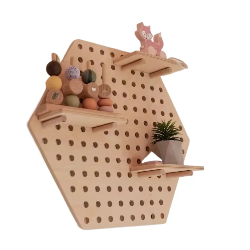 Maßgeschneidertes Wandregal aus Holz