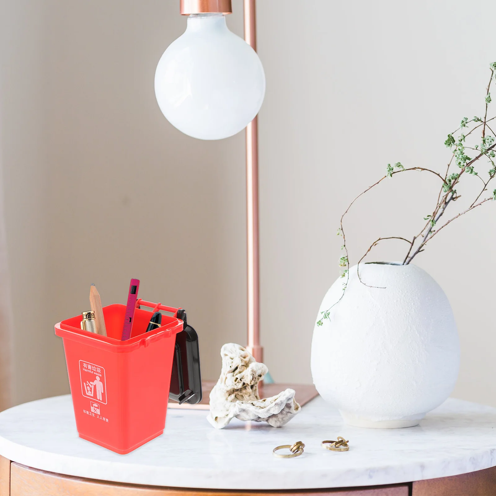 قطعتان من حامل أقلام سلة المهملات المكتبية الإبداعية، حاوية أقلام بلاستيكية قوية مع تصميم نيستابل لمساحة العمل باللون الأحمر والأزرق