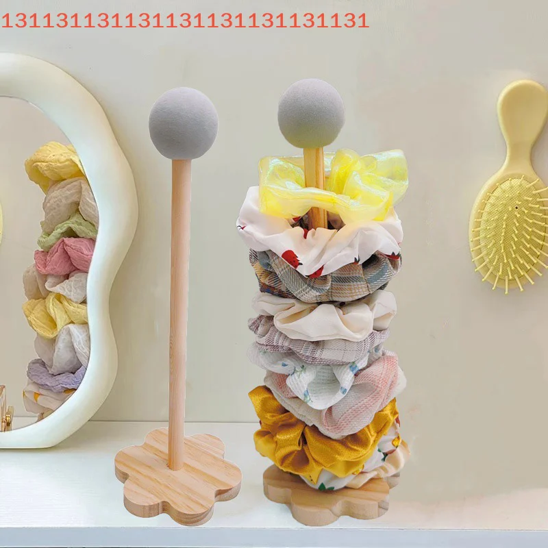 

Органайзер для резинок и аксессуаров из цельного дерева. Стильная витрина, подходящая для хранения аксессуаров для волос и повязок на голову.