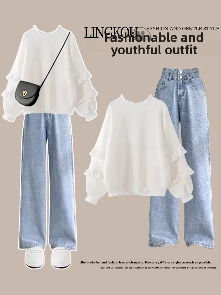 

Модный осенний комплект: женские джинсы с высокой талией, свободного кроя, визуально стройнящие, и вязаный топ с круглым вырезом и длинными рукавами — комплект из двух предметов