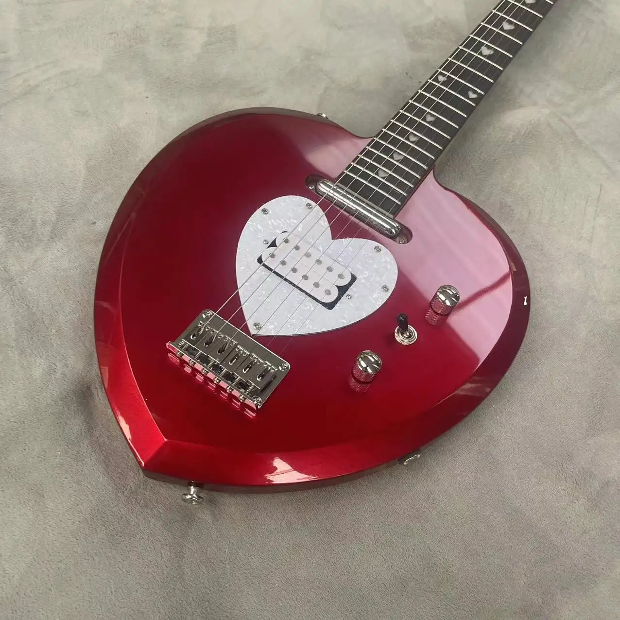 Heart shaped 6-string split electric guitar, silver pink red body, rose wood fingerboard open pickup, white pearl guard, flat dr