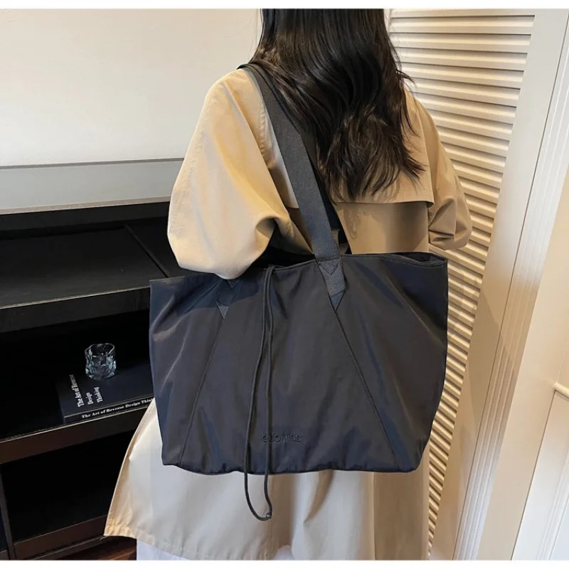 

Chic Women's Crossbody-Bag Made Of Star-Patterned Leather With Paris Elegant Spacious Soft Daily Look​