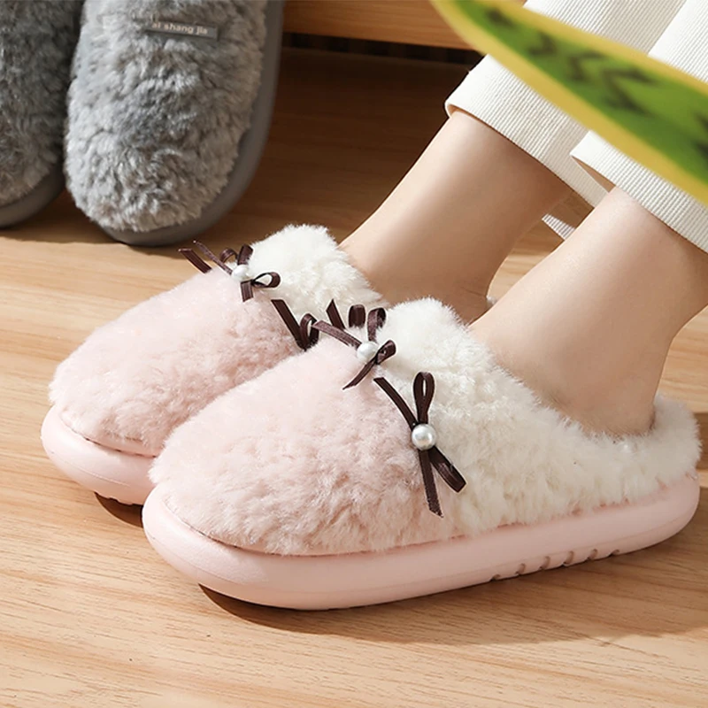 Zapatillas elegantes de piel con lazo y perlas para mujer, pantuflas de algodón cálidas y esponjosas de color rosa para el hogar, chanclas cálidas para interiores con plataforma y punta redonda para mujer