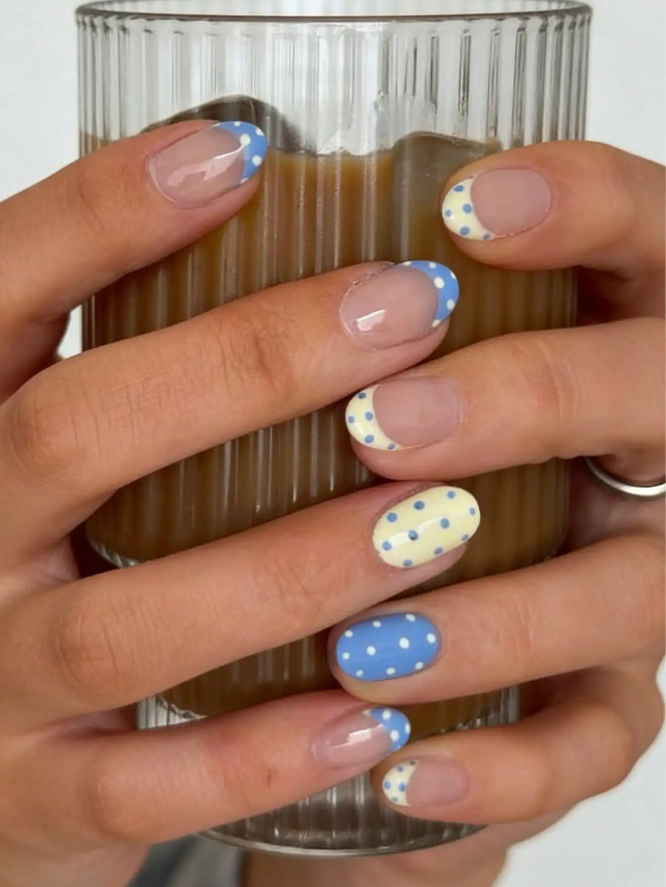 24pcs Short Oval Polka Dot Nail Art Fake Nails Set, Includes 1 Double-Sided Adhesive And 1 Nail File, Short Polka Dot Nail Art Makes Your Fingertips Shine And Attract, Perfect For Parties, Dancing And Daily Use