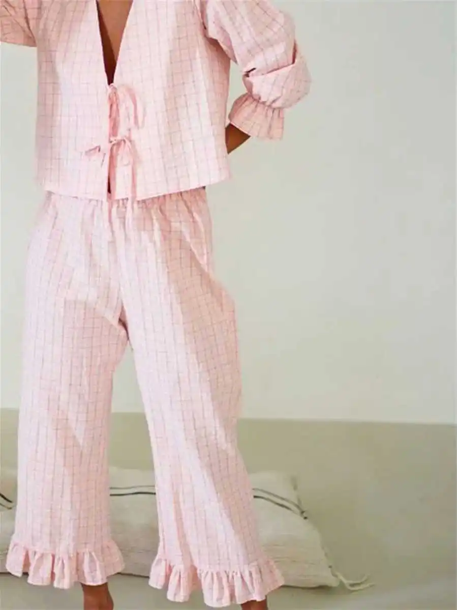 

Женский шикарный комплект из двух предметов: топ с длинными рукавами и завязками спереди и подходящие брюки. Зимний модный ансамбль для женщин среднего возраста.