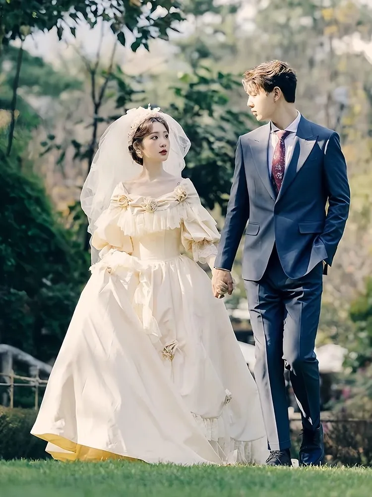 

Vintage Hepburn Style One-Shoulder Wedding Dress Photography Studio Shooting Location Travel Photography Satin Fabric Flower ...