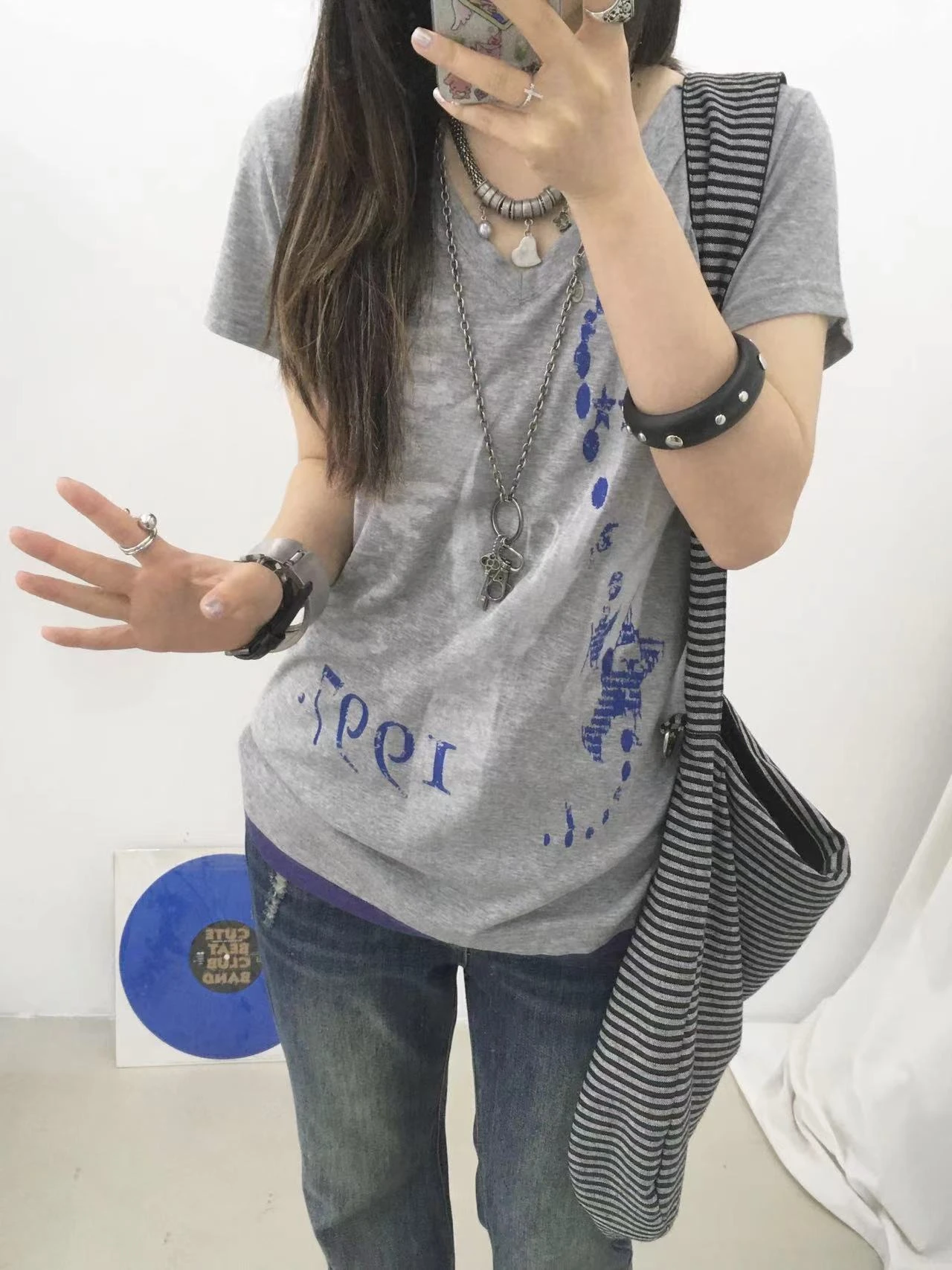 Karrram Japanisches Y2k Fake Zweiteiler-T-Shirt, Trashy 2000er-Jahre-Oberteil mit Buchstaben-Print und V-Ausschnitt, Vintage Harajuku Streetwear, American Retro 90er-Jahre – Detail 4