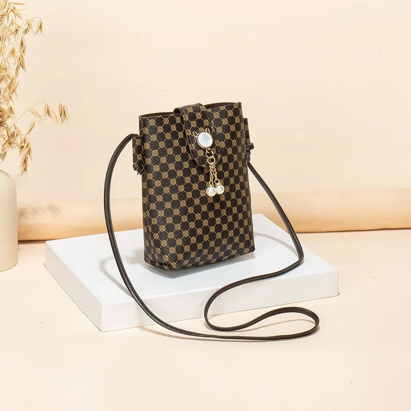 Eine klassische Damen-Handytasche mit Blumendruck, eine neue einfache und lässige Umhängetasche und eine modische kleine Damentasche