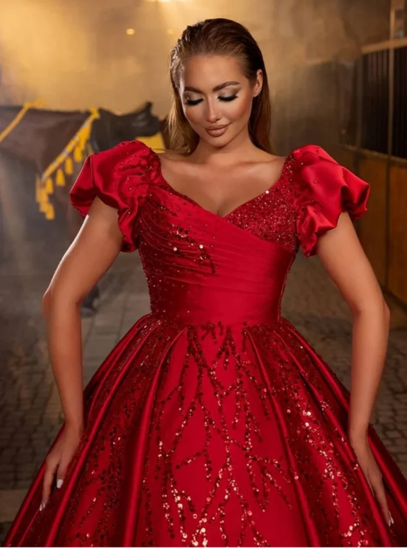 

Бальное платье Crimson Elegance с блестками и романтиком
