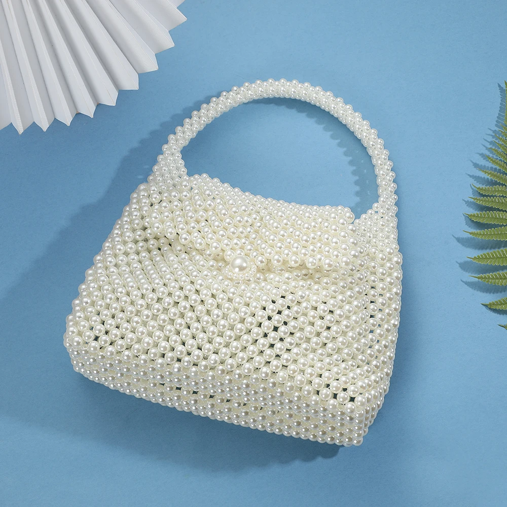 This retro and artistic pearl handbag from a socialite is versatile with beaded designs It's perfect for a party and you can ca