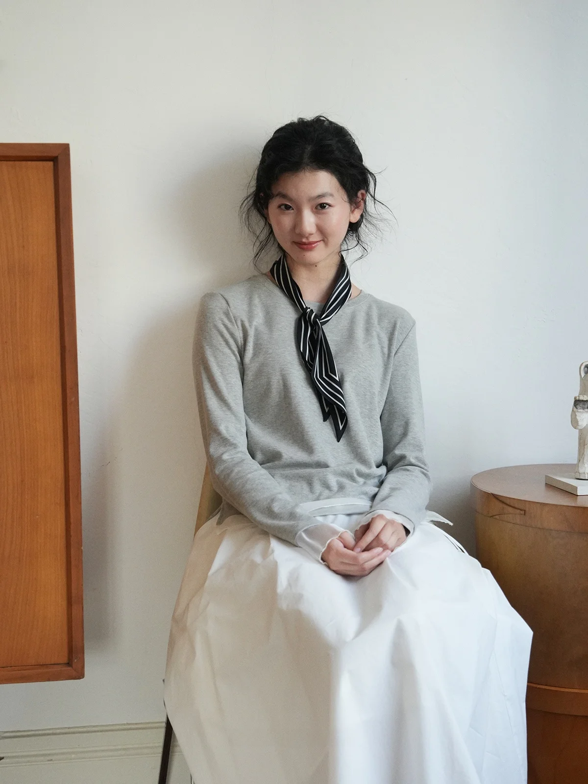 

Женская трикотажная футболка Dailycloset с длинным рукавом и V-образным вырезом, весенняя, с цветочным принтом, прозрачными вставками и легким шлейфом, для повседневной носки.