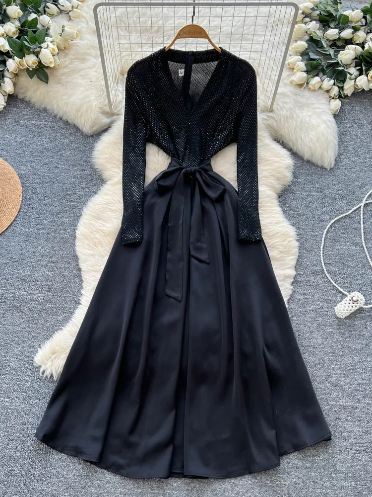 Vestido Longo E de Seda Satin com Decote em V Cruzado, Lantejoulas Brilhantes, Mangas Longas, Cinto que Ajusta a Cintu...