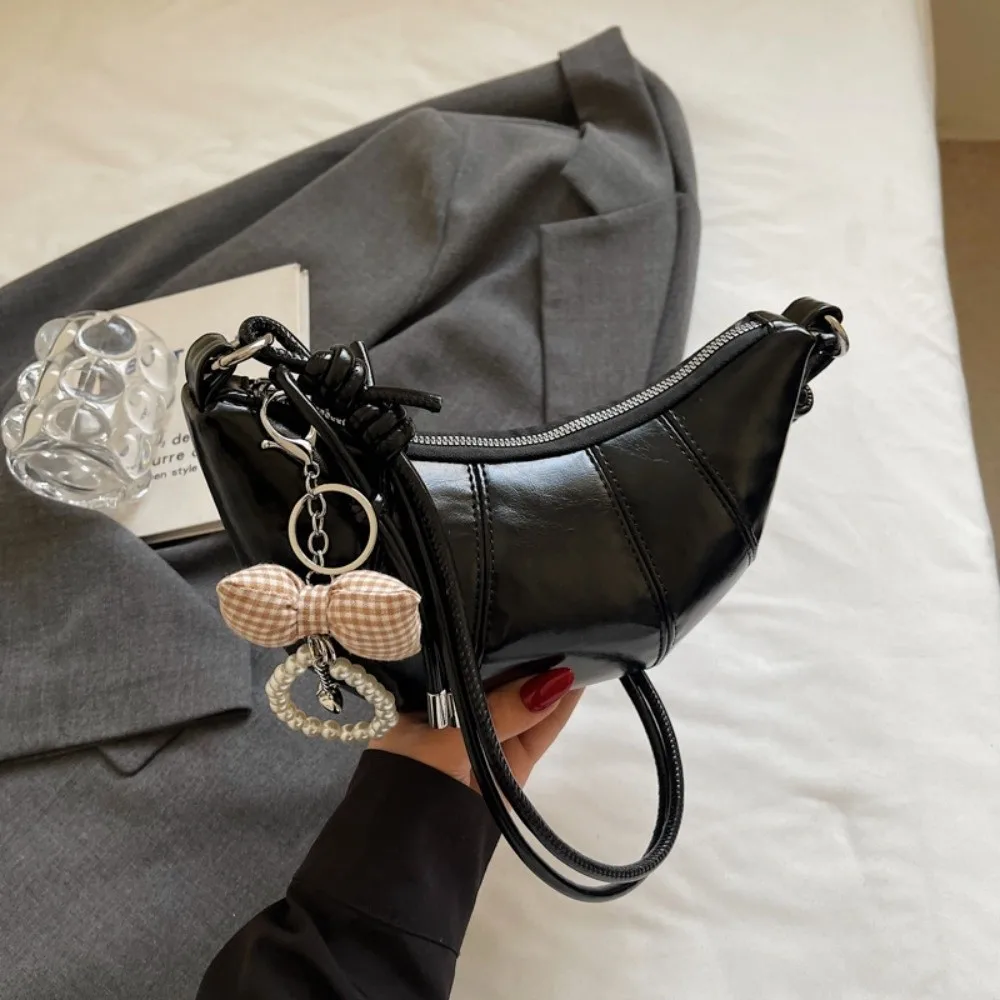 

Элегантная сумка через плечо с круассаном из искусственной кожи в корейском стиле, сумка для пельменей под мышками, однотонная сумка через плечо с бантом и жемчужной подвеской