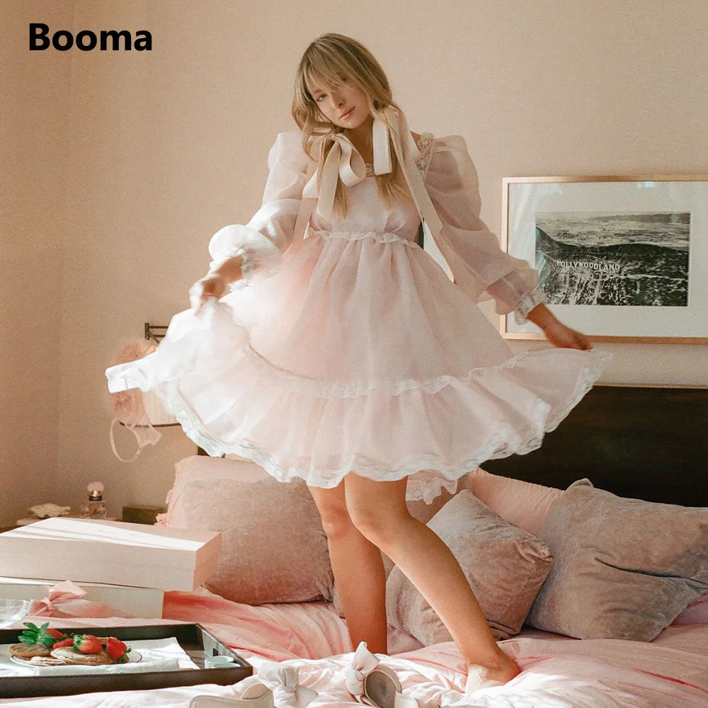 Booma Fairy Organza สีชมพู Mini Prom Dresses สแควร์แขนยาว Ruffles ชั้น A-Line ชุดเดรสสั้นเหนือเข่าพรหม Gowns