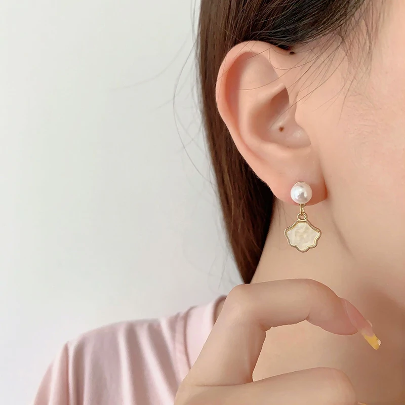 Anting-anting kancing mutiara liontin awan modis untuk wanita baru sederhana dan elegan pakaian sehari-hari perhiasan trendi hadiah ulang tahun