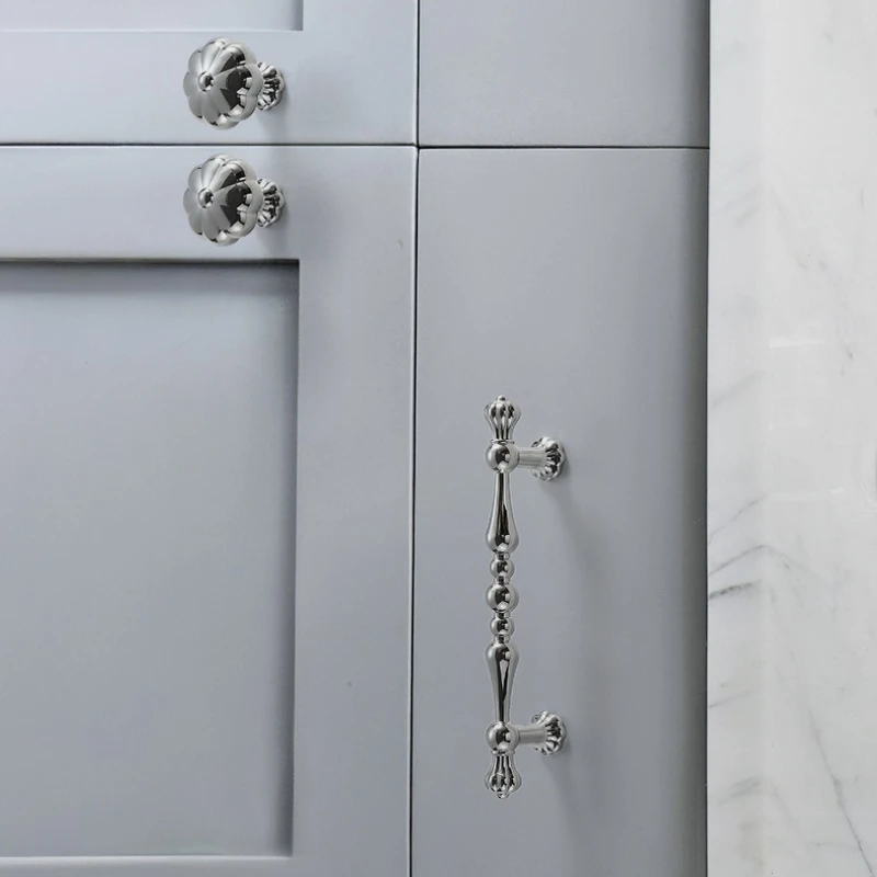 Maniglia per porta dell'armadio in argento cromato brillante Maniglia moderna e minimalista in lega di zinco per hardware per mobili con cassetti per scarpiera