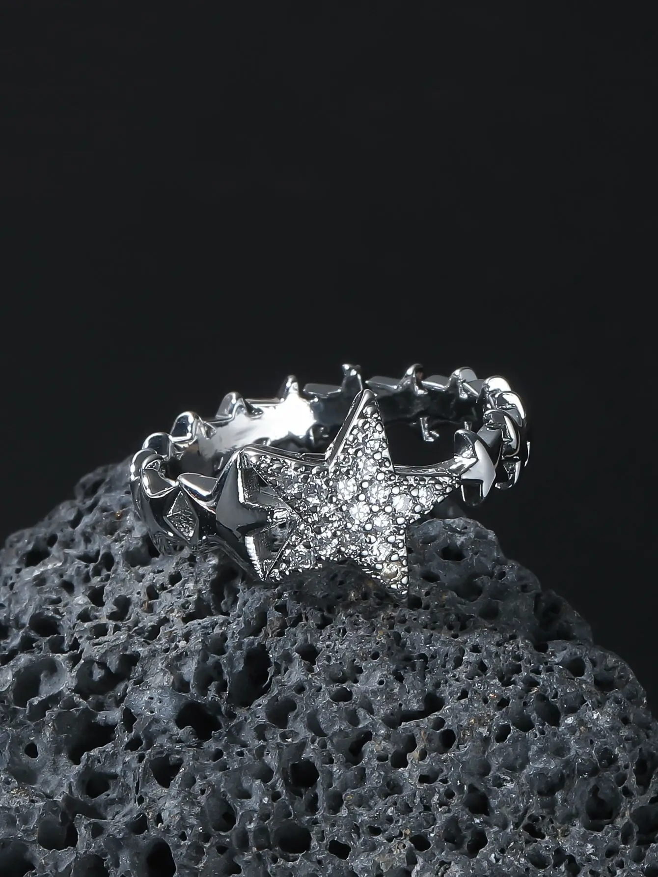 

Серебристое кольцо с мотивом звезды и кристаллами паве, эффектное украшение в стиле панк