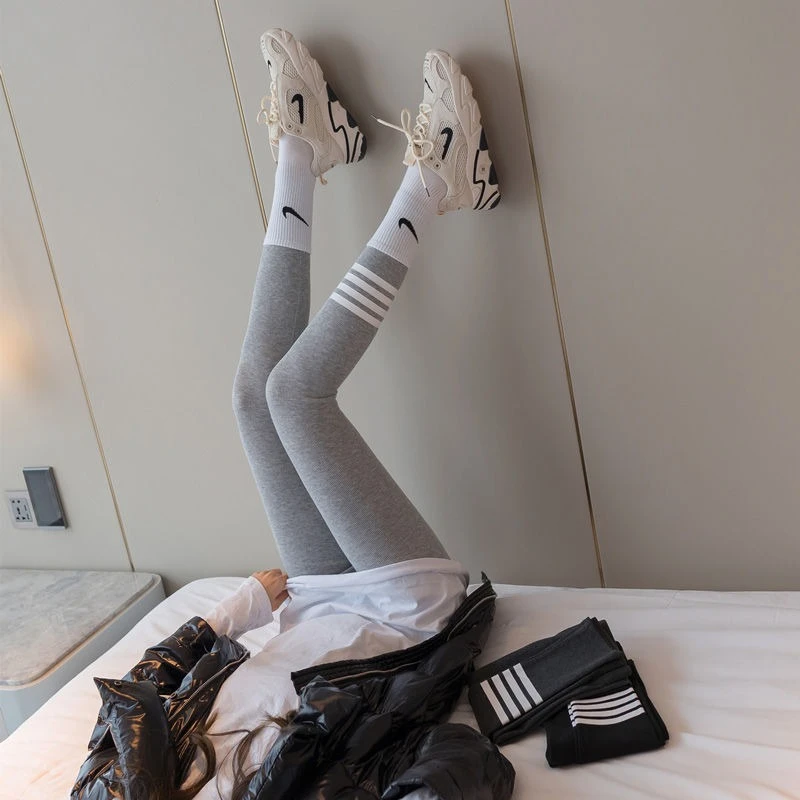 بنطال رياضي نسائي رمادي مضلع خفيف الوزن شبكي بدون خياطة لملابس رياضية مخططة متباينة لفصل الصيف والخريف