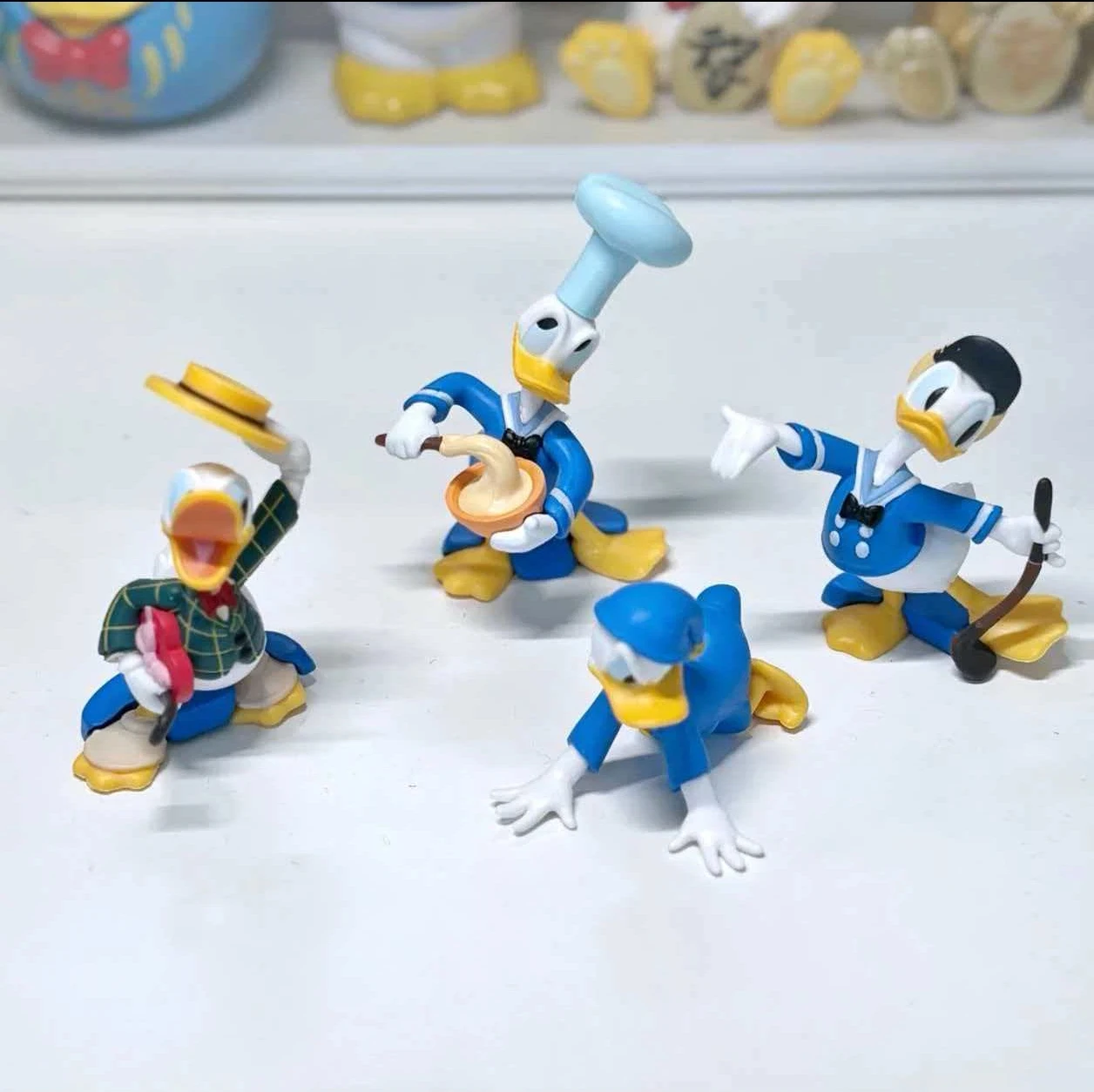 

Новая милая фигурка утки-повара в матросском стиле к 90-летию, коллекционная кукла-сюрприз в закрытой коробке, настольное украшение ручной работы, модель для фестивалей и подарков