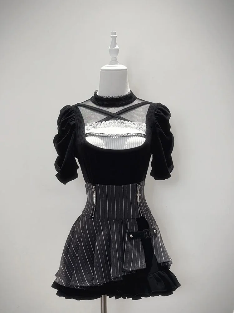 

Модный повседневный комплект из двух предметов: топ с кружевными вставками и рукавами-фонариками, а также полосатая юбка с завышенной талией. Новинка лета 2026.