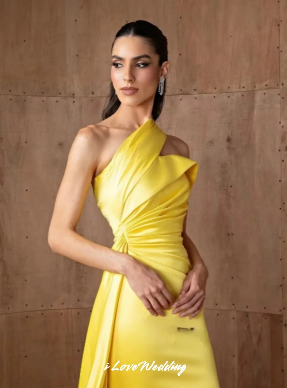 Abiti da sera monospalla gialli 2025 Abito da ballo a sirena con pieghe senza maniche in raso Sweep Train Abiti da festa di nozze personalizzati