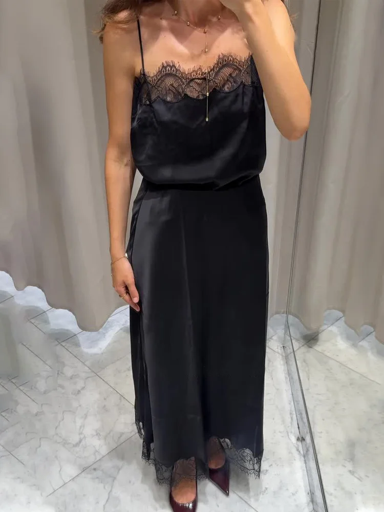 Letni damski komplet: czarny satynowy top na ramiączkach z koronkowymi zdobieniami, bez rękawów, z dekoltem w serek i odkrytymi plecami + midi spódnica.