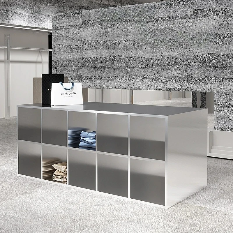 Stainless steel shoes and bags are placed in the middle of the Nakajima table in the clothing store. High and low display stands