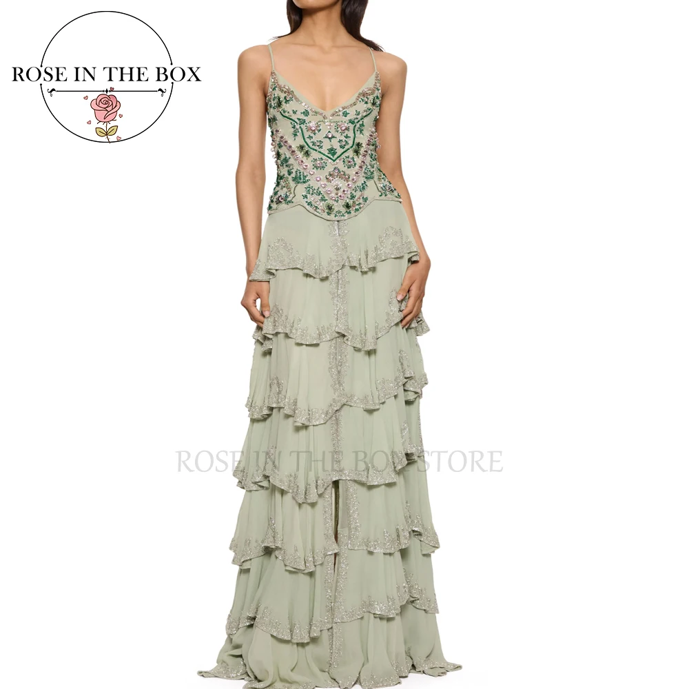 

ROSEINTHEBOX Гламурные атласно-зеленые вечерние платья на тонких бретельках из шифона с замысловатым лифом из бисера и многоуровневыми рюшами