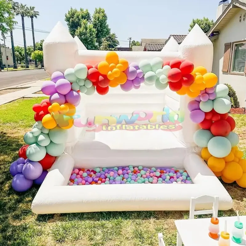 قلعة القفز الحديثة للحفلات للأطفال الصغار باللون الأبيض القابل للنفخ، قلعة نطاطة تجارية مع شريحة حفرة الكرة