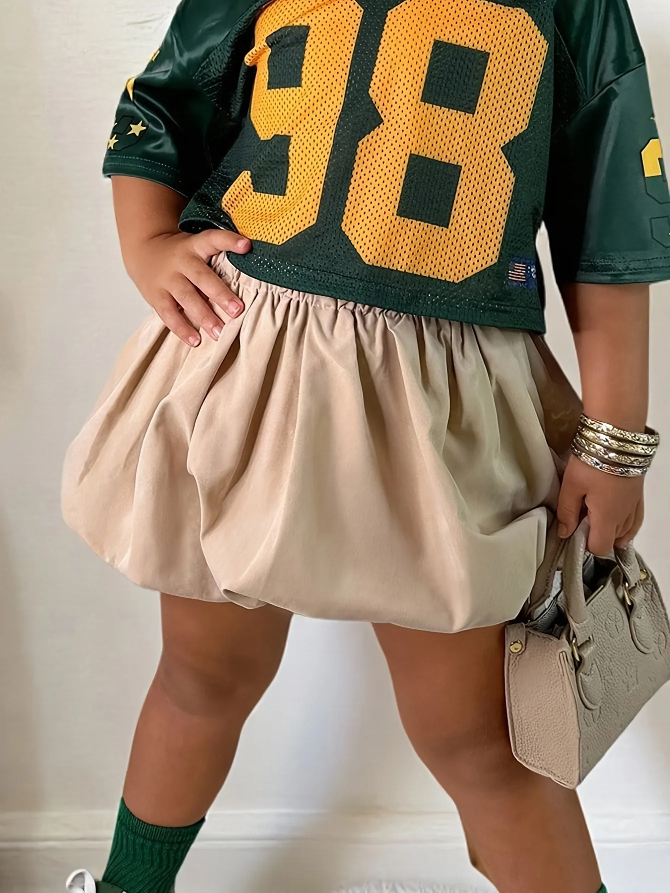 Bequemes 2-teiliges Kleidungsset für Kinder und Mädchen, atmungsaktives Mesh-Crop-Top mit Sport-Nummerndruck und lockerer, elastischer Taille, Blasenrock für die Schule – Detail 3