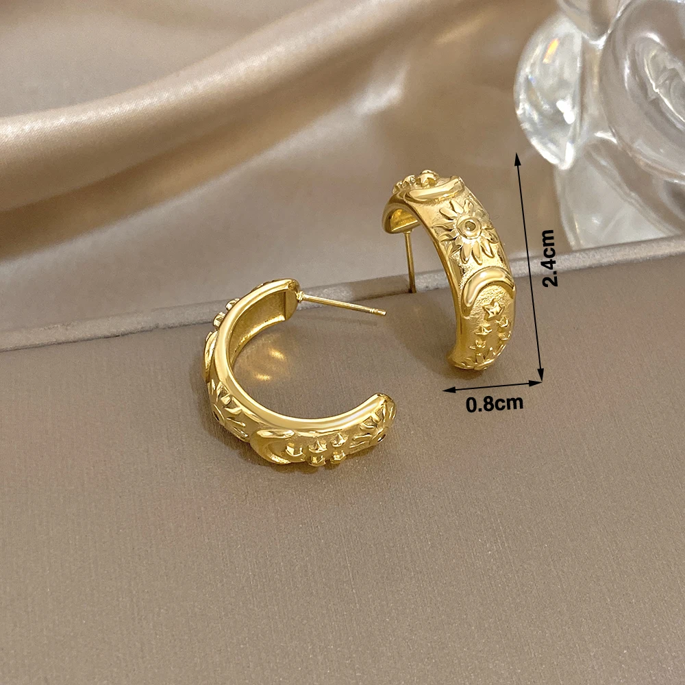 Anting-anting berbentuk C dari baja tahan karat minimalis untuk wanita anting-anting kancing bulan matahari bintang berukir retro hadiah perhiasan tahan air