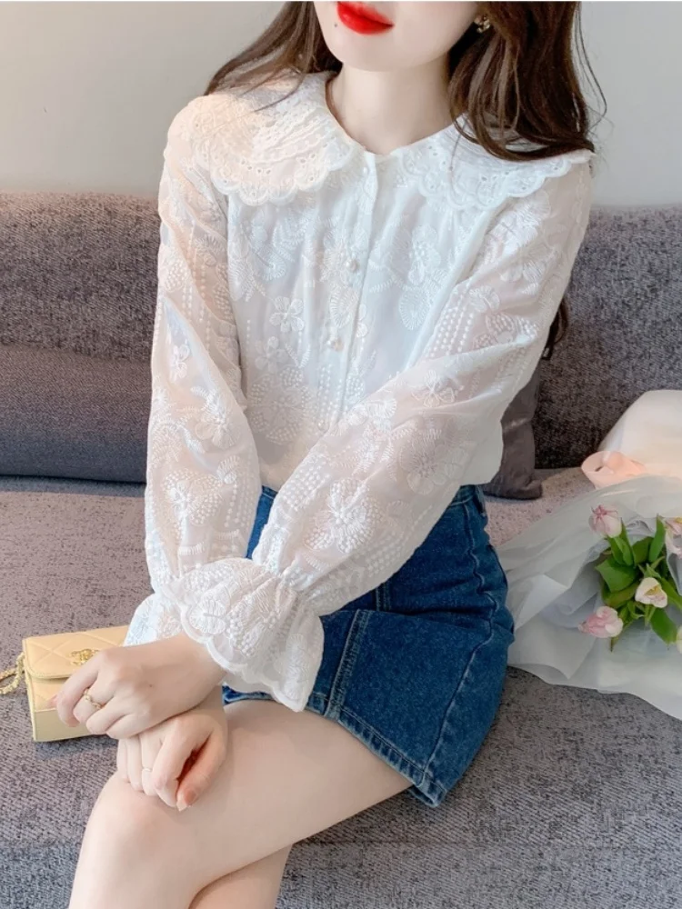 

2025 New Autumn White Doll Collar Chiffon Shirt Long Sleeved Lace Embroidered Flowers Shirt Women's Western-Style Sweet Top