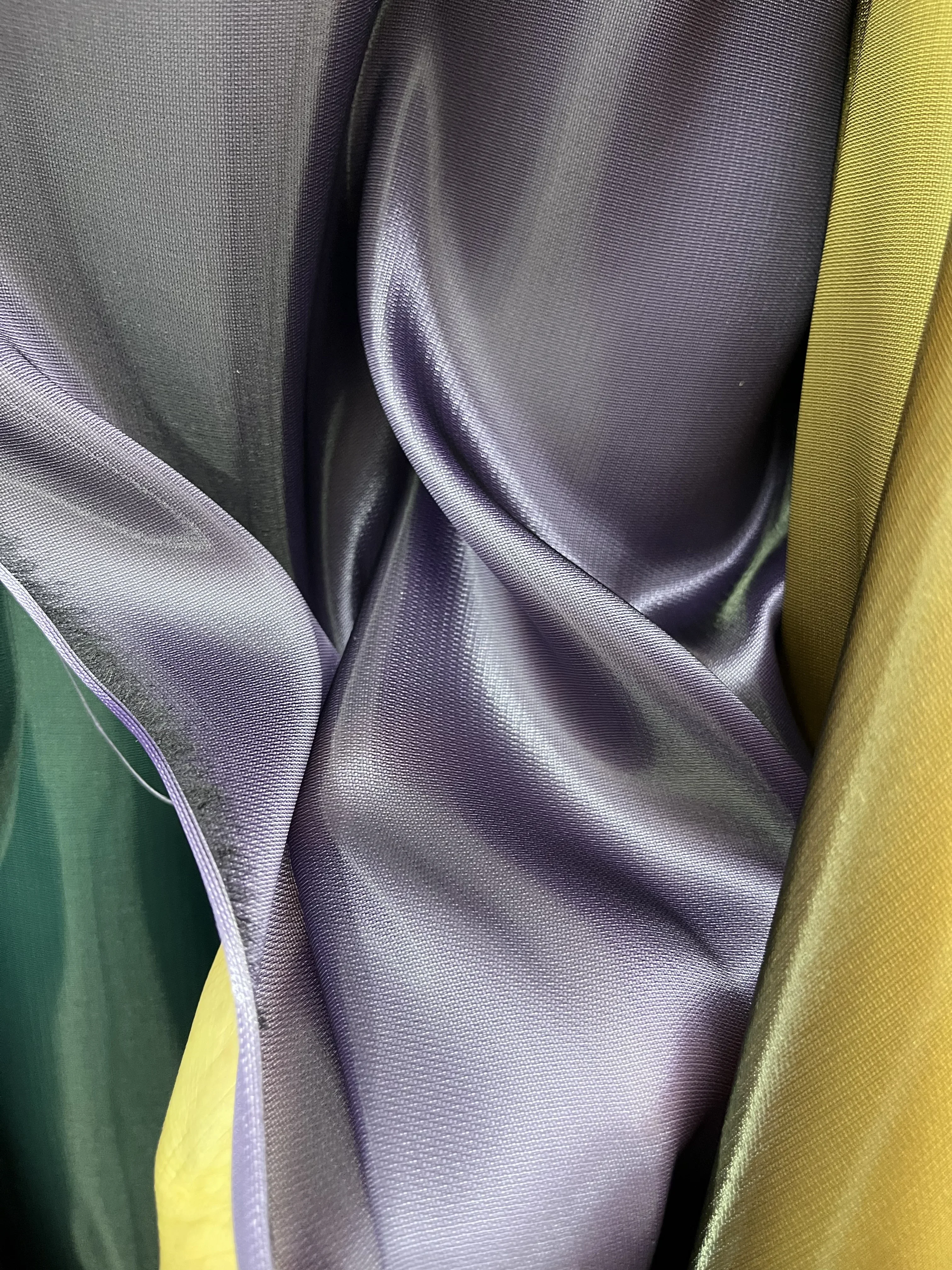 Сильная блестящая атласная ткань с отличными навыками формирования и превосходная долговечность для элитной одежды, сцены домашнего интерьера