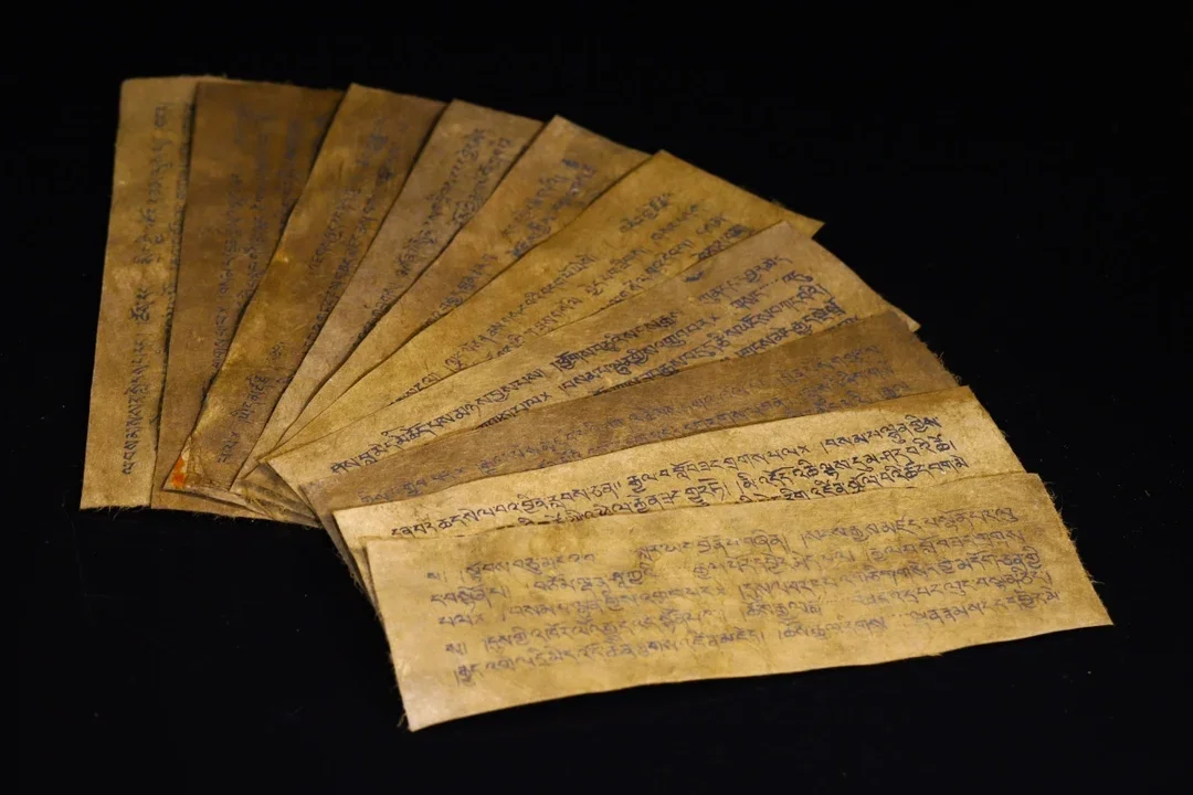 

9"Tibetan Temple Collection Old Scriptures Tibetan silver Mosaic Gem gZi Beads Shell Garuda Dhwaja Scriptures Worship Hall