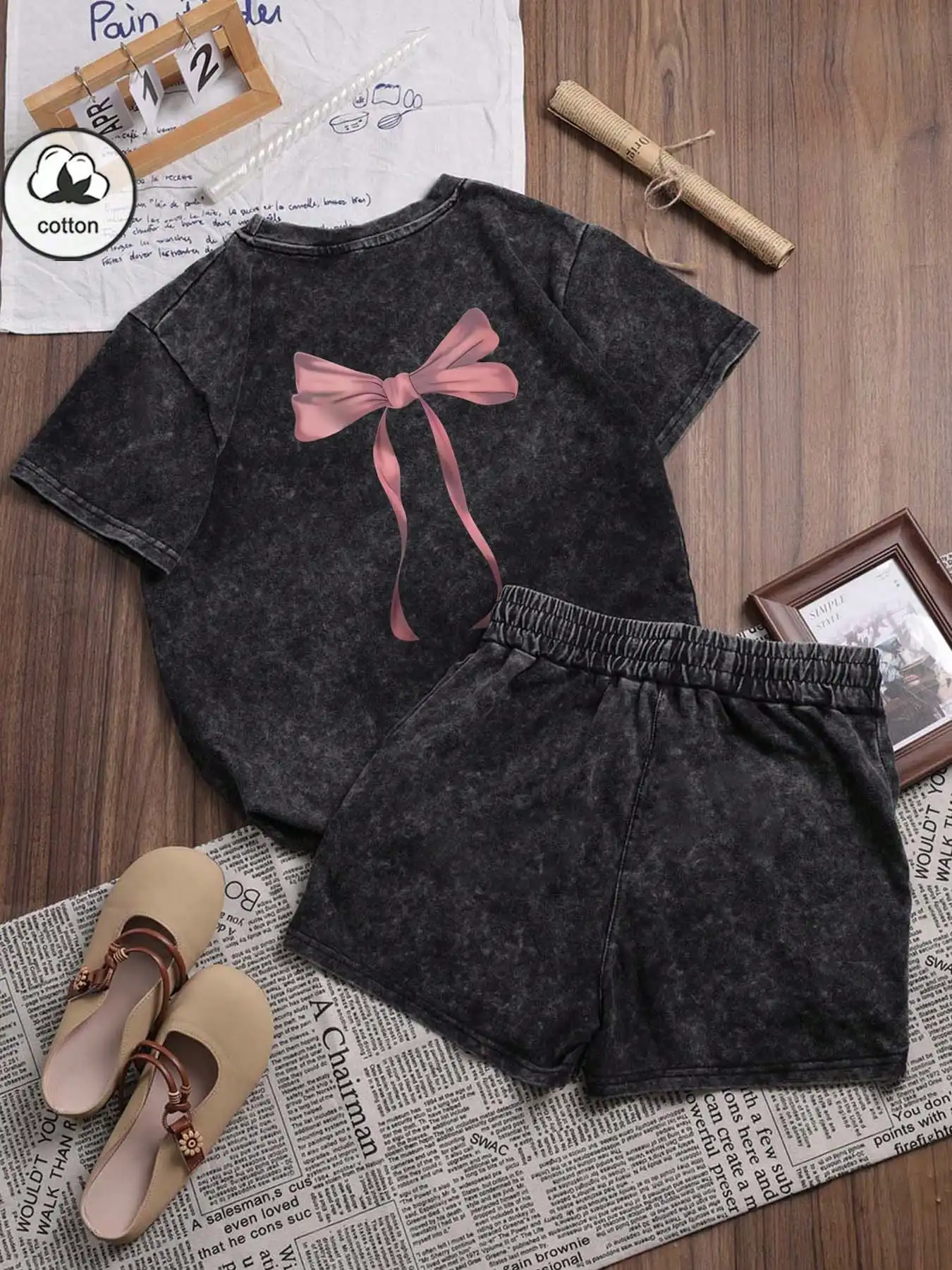 

Черный комплект из двух предметов из выстиранного хлопка с принтом розовых бантиков: свободная футболка с коротким рукавом и шорты для летнего повседневного образа