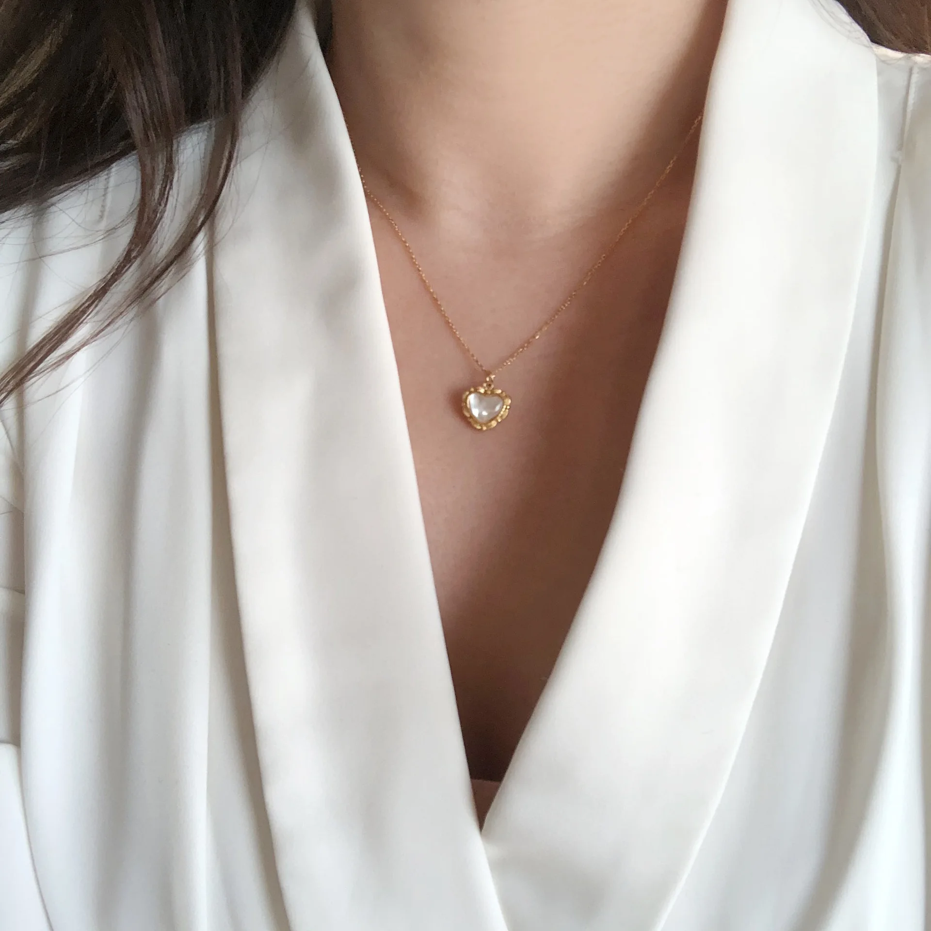 Joolim Jewelry Wholesale No Fade Dainty Lovely Shell Drop Glue Cast Peach Heart Pendant Vintage Pattern Stainless Steel Necklace