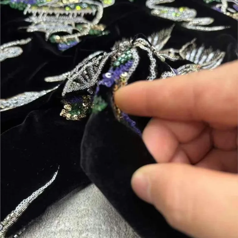 ระดับไฮเอนด์ที่กําหนดเองทําผ้าไหมกํามะหยี่ลูกปัดผ้าปักงานหนักเสื้อเจียสไตล์จีน