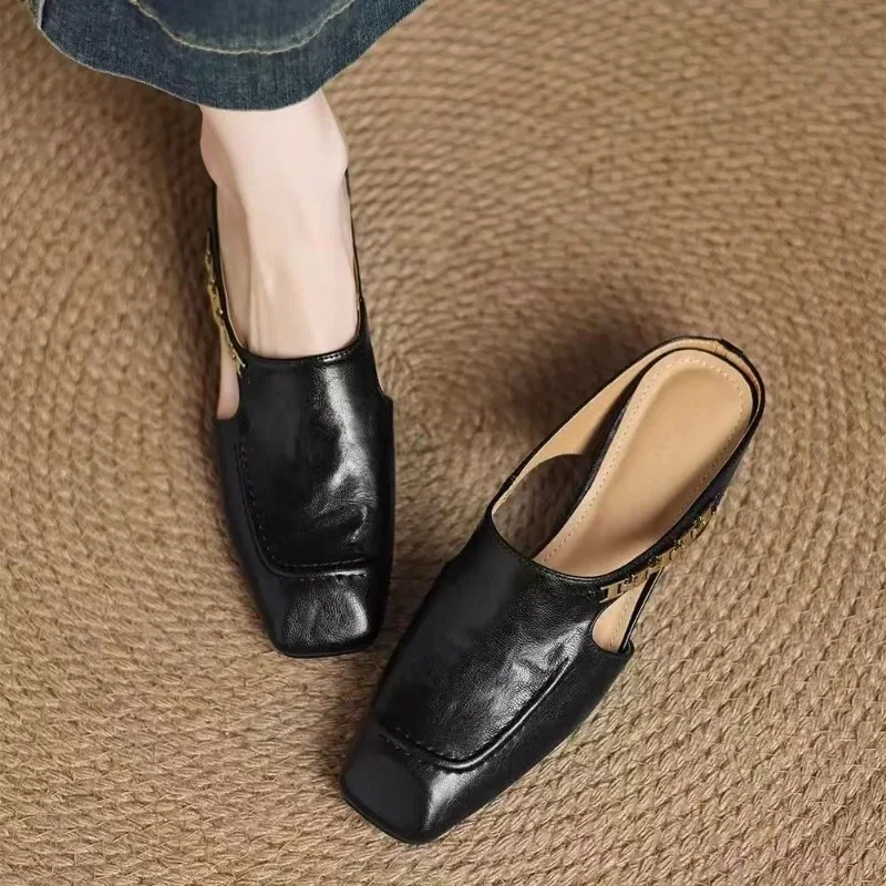 2025 Nuevas sandalias de mujer Baotou de estilo retro, medias zapatillas, punta cuadrada, aumento interior