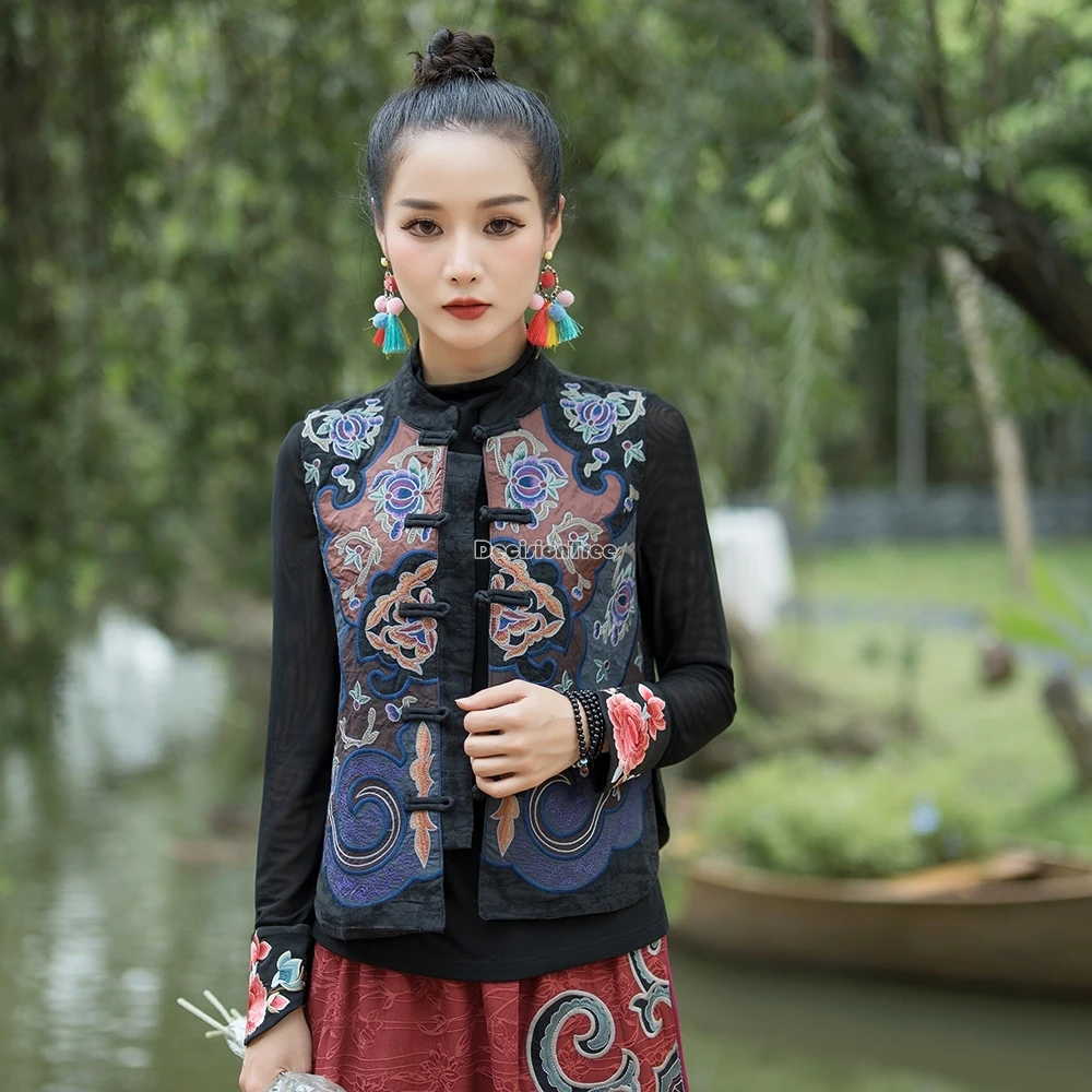 صدرية قصيرة مطرزة على الطراز العرقي الصيني الجديد لعام 2025 بدون أكمام وياقة واقفة سترة نسائية سميكة بتصميم عتيق T1
