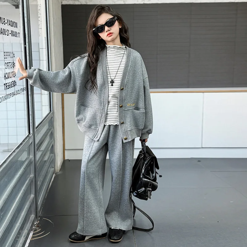 

Корейский детский комплект из 3 предметов для девочек, полосатая майка + пальто с вышивкой букв + свободные спортивные штаны, комплекты для юных девочек, детский повседневный костюм для девочек