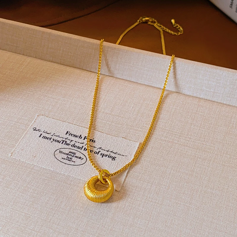 Retro Sandgoldfarbene Matte Runde Anhänger-Halskette für Damen und Herren Sommer 2026 Trendiger Schmuck Schlüsselbeinkette Accessoire – Detail 7